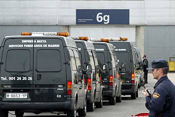 Imagen de coches funerarios llegando al IFEMA